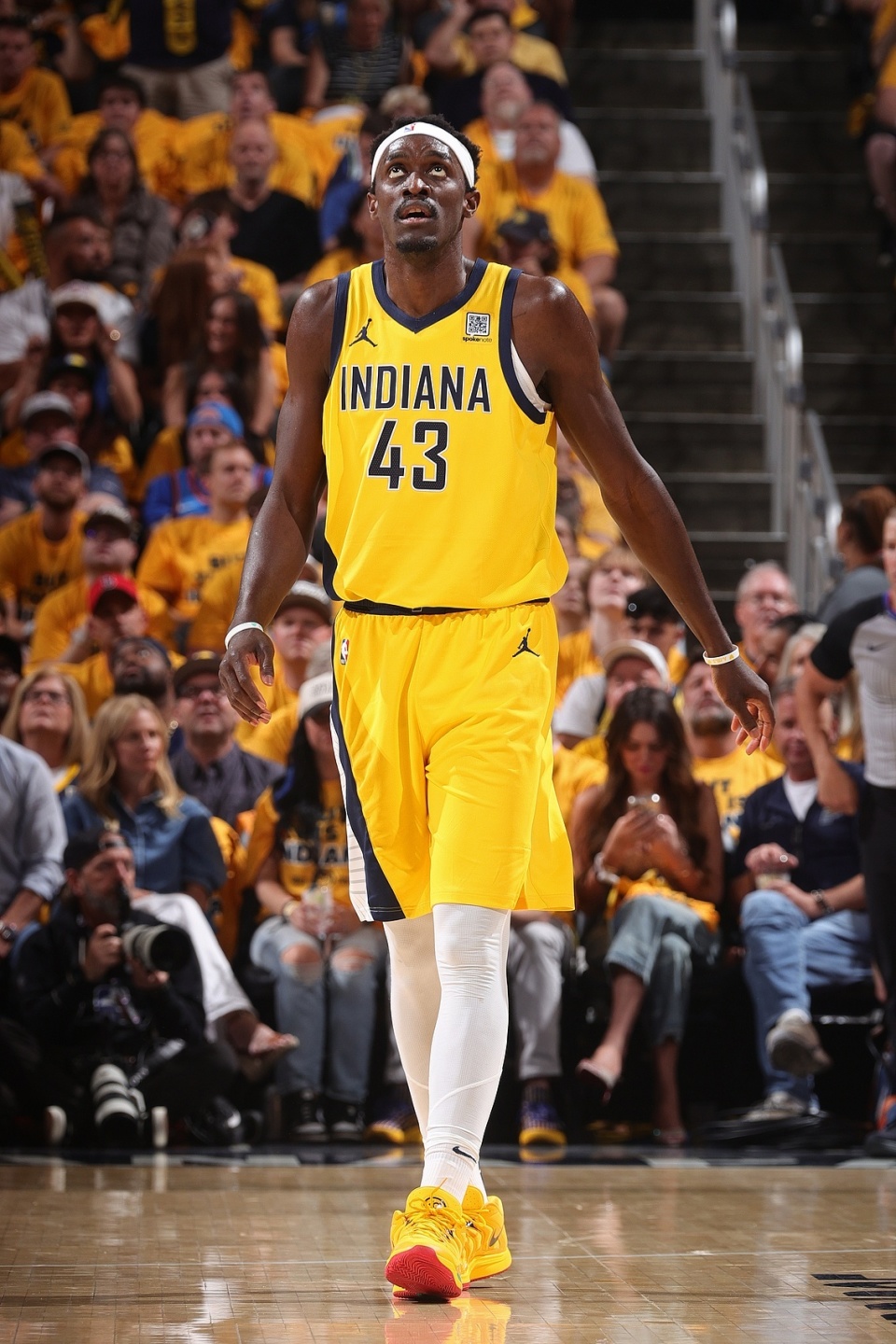 九游体育-西亚卡姆在中国队比赛中表现优异，险胜引发热议！赛场气氛高涨(西亚卡姆能进名人堂吗)