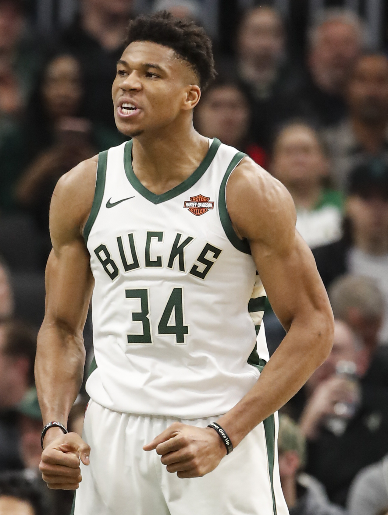 九游-c罗光着脚丫在尤文图斯更衣室里做庆祝动作