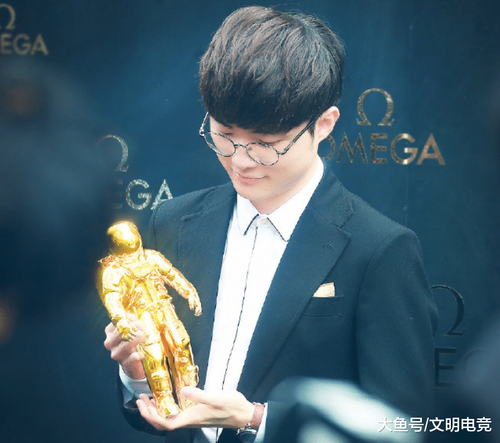 九游-faker绷不住笑了